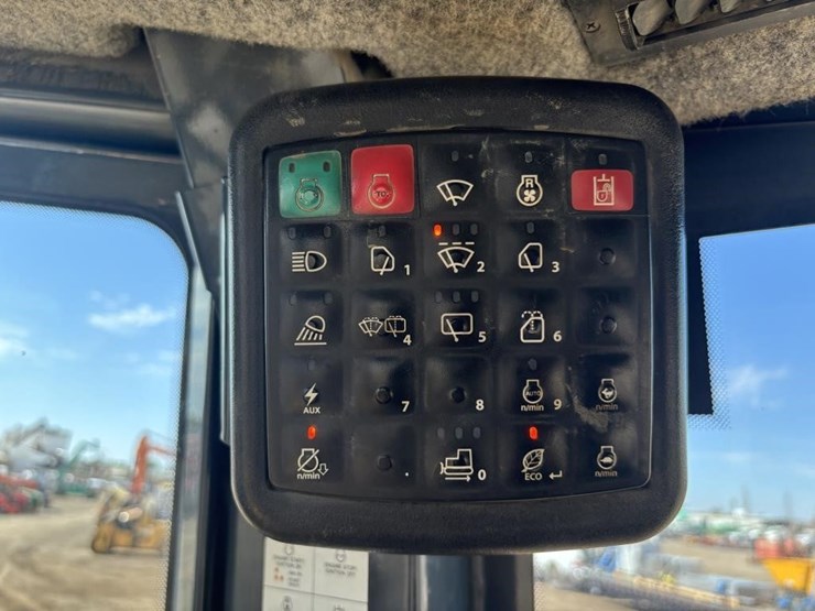 2017-deere-750k-image-39