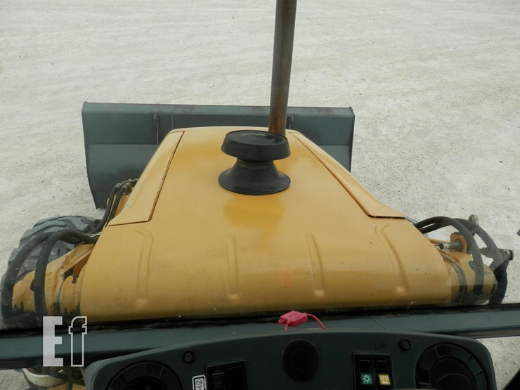 new-holland-555e-image-15