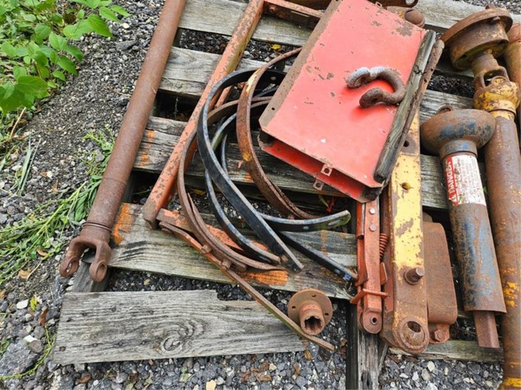 #2052-•-pallet-of-pto's-&-hitch-parts-image-12