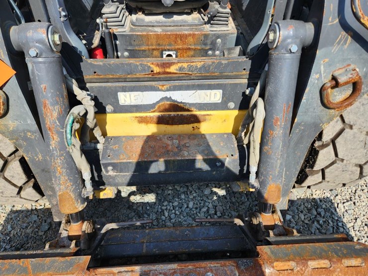 2012-new-holland-l223-image-14