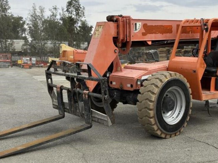 2013-jlg-8042-image-1