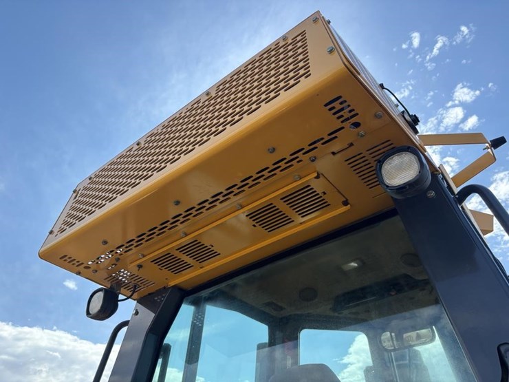 2017-deere-750k-image-54