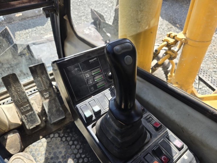 2006-caterpillar-m318-image-65