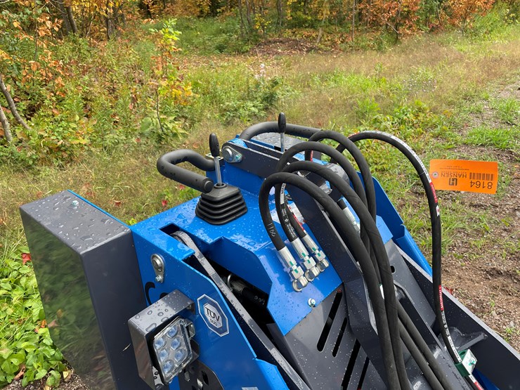 #8164-•-agt-skid-steer-loader-image-15
