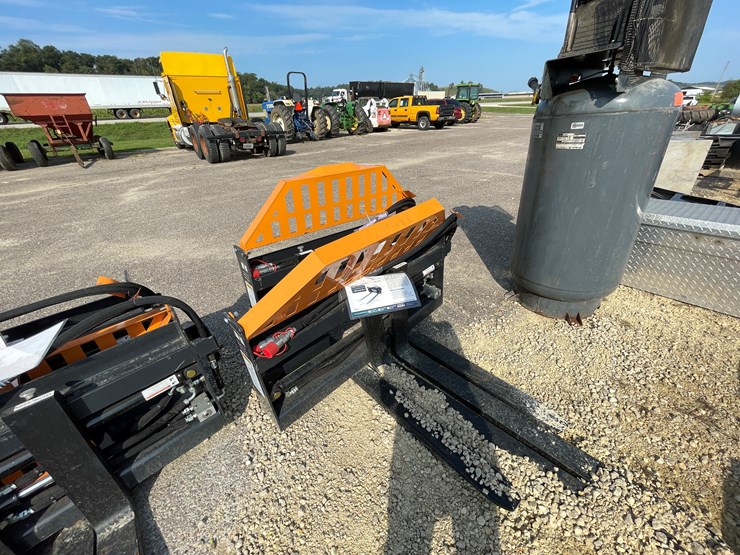 #3050-•-wolverine-adjustable-skid-steer-pallet-forks-image-3