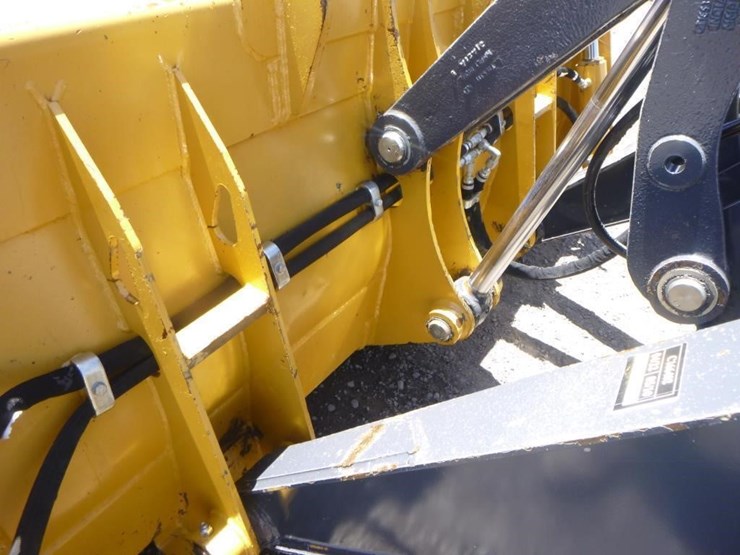 2021-deere-210l-image-13