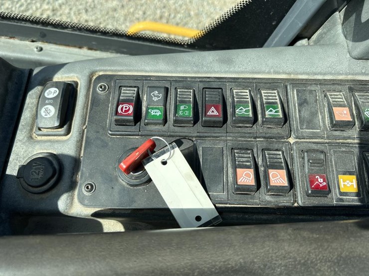 2016-deere-344k-image-63