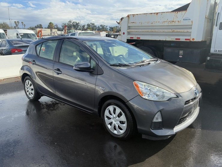 2014-toyota-prius-hatchback-image-2
