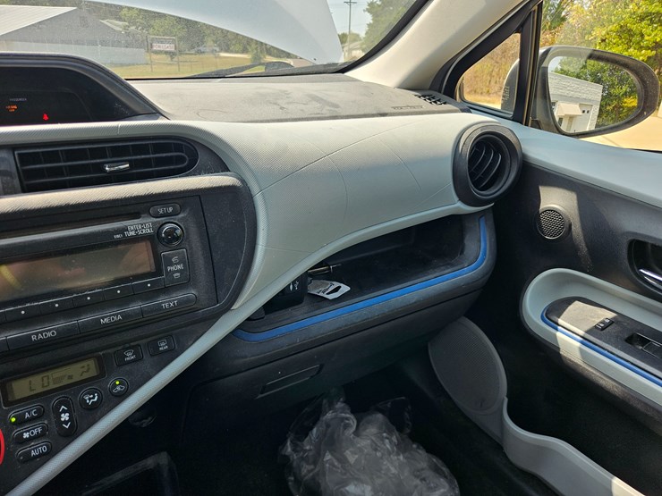 #16993-•-2012-toyota-prius-c-passenger-car-image-30