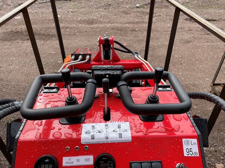 #8172-•-agt-compact-track-loader-image-19