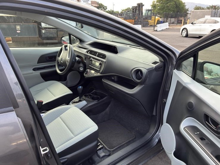 2014-toyota-prius-hatchback-image-7