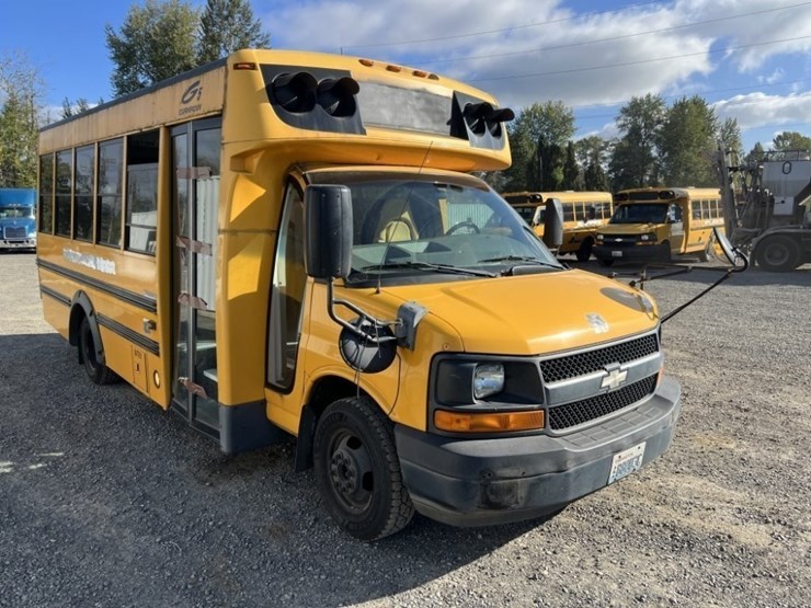 2008-chevrolet-express-school-bus-image-2