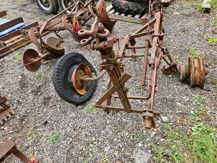 #2068-•-allis-chalmers-2b-pull-plow-image-9
