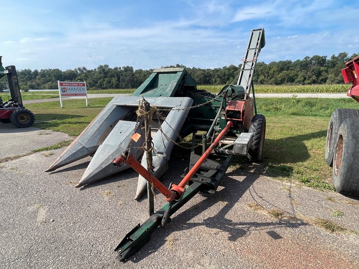 #1032-•-new-idea-(2)-row-corn-picker-image-1