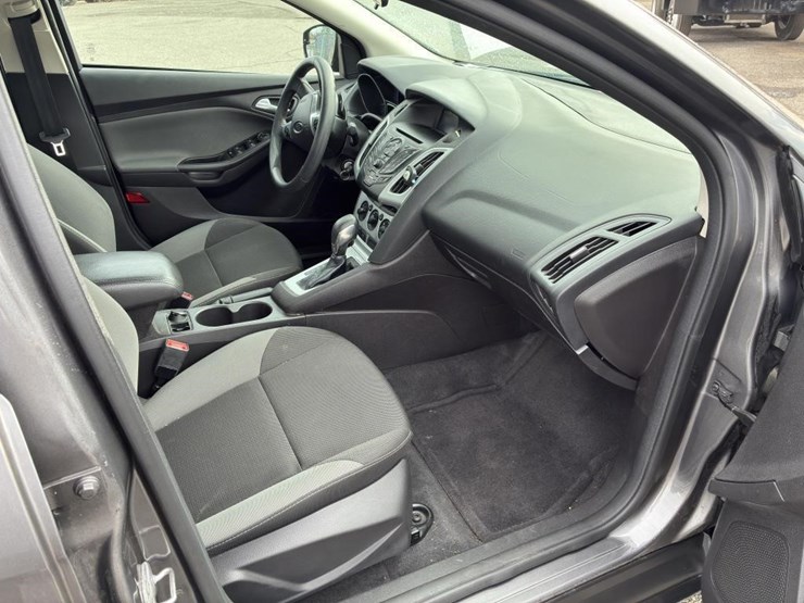 2014-ford-focus-sedan-image-8