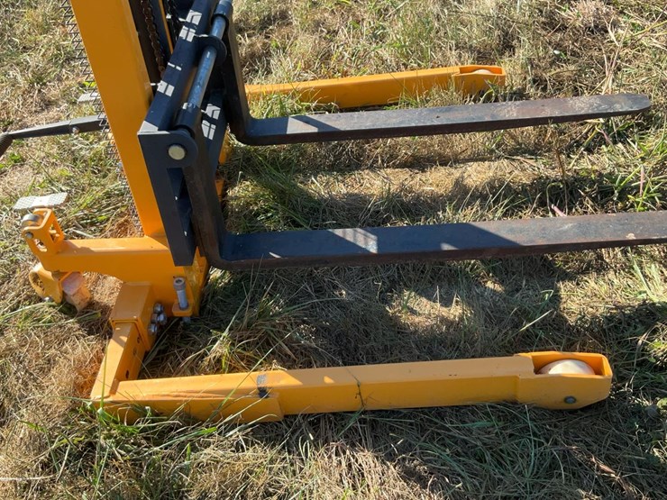 #224-•-hand-stacker-lift-image-7