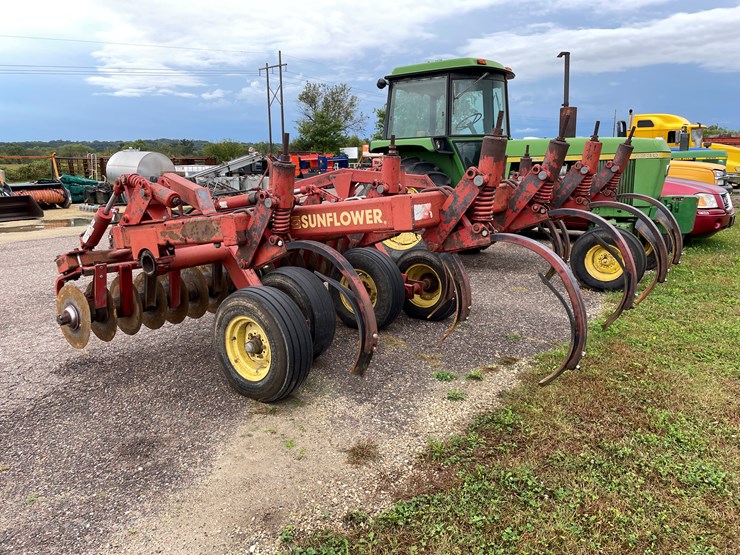 #1033-•-sunflower-chisel-plow-image-3