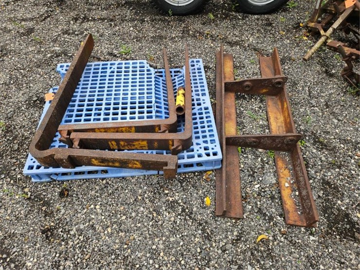 #2066-•-pallet-forks-image-3