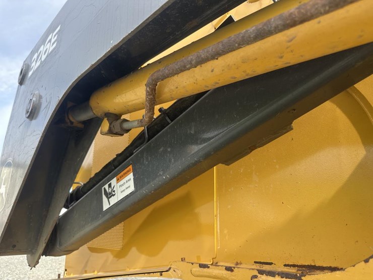 2014-deere-326e-image-22
