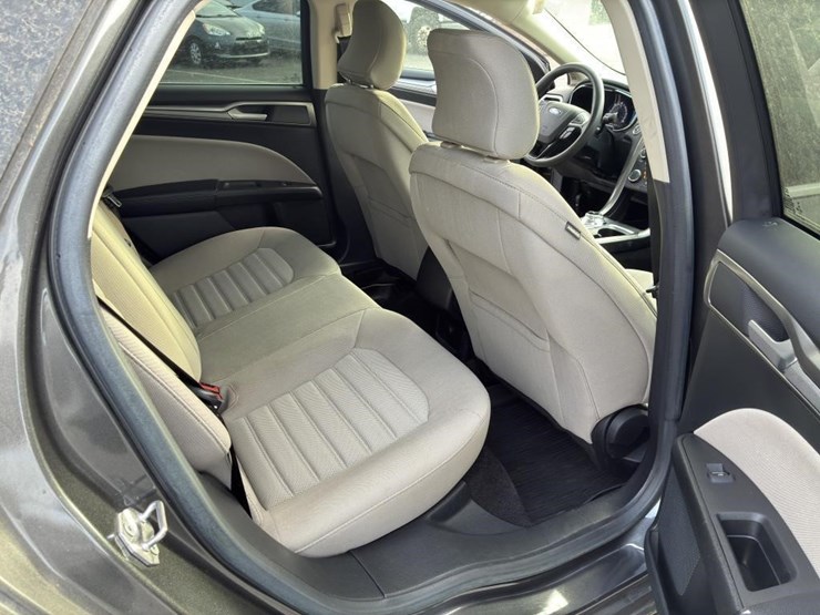 2017-ford-fusion-sedan-image-9