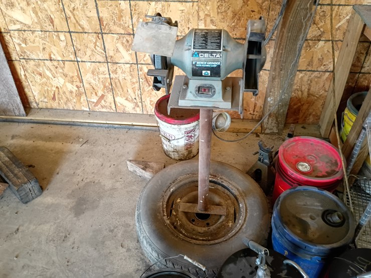 #202-•-delta-8"-bench-grinder-w/-flexible-lamp-image-1