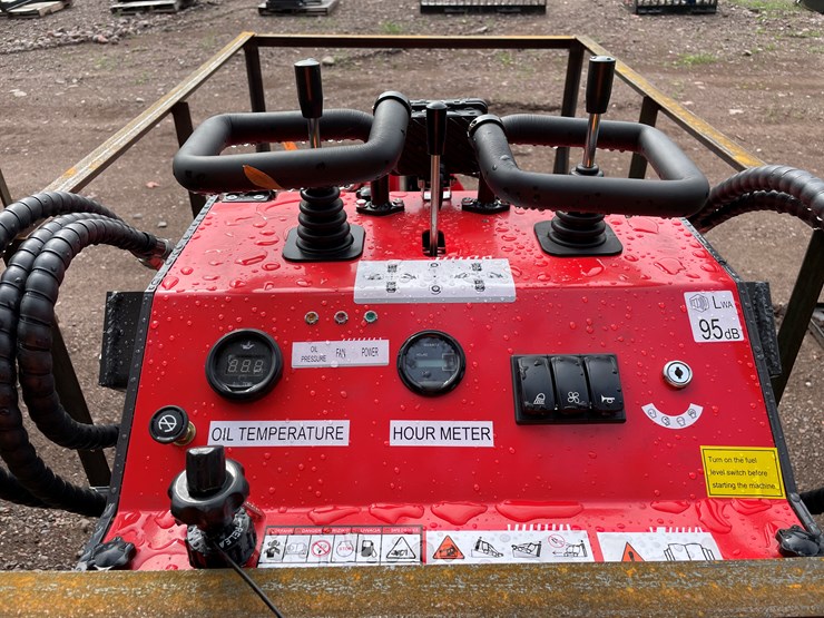 #8173-•-agt-compact-track-loader-image-15