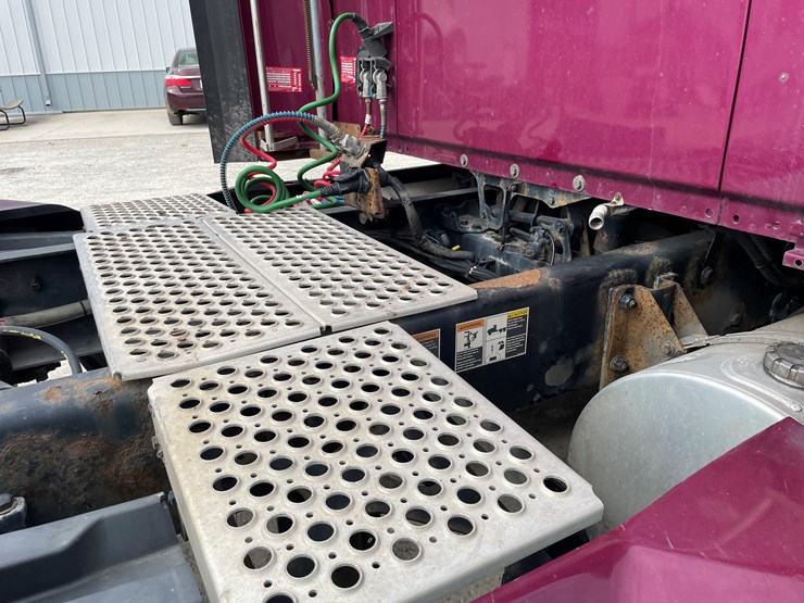 2013-kenworth-t700-image-22