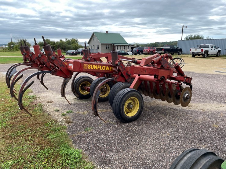 #1033-•-sunflower-chisel-plow-image-2