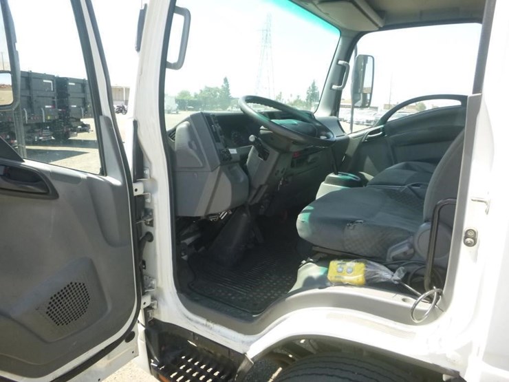 2012-isuzu-npr-image-14