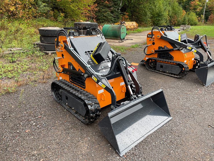 #8158-•-land-hero-mini-skid-steer-loader-image-3
