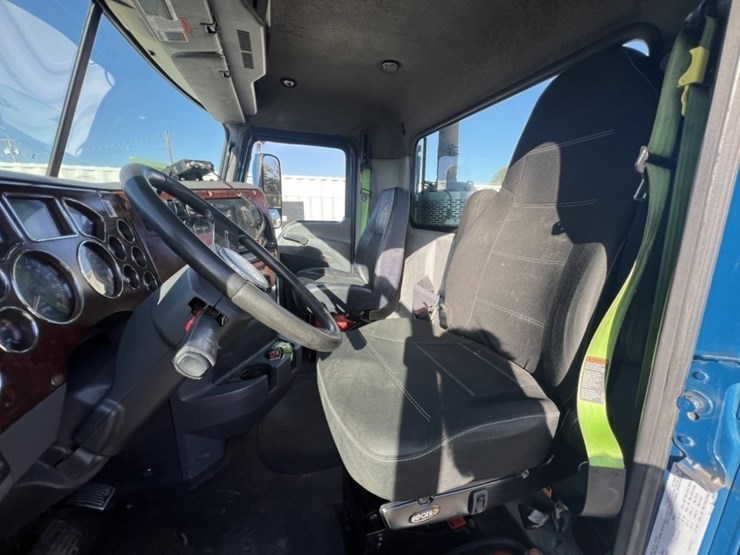 2013-mack-cxu-tri-axle-truck-tractor-image-28