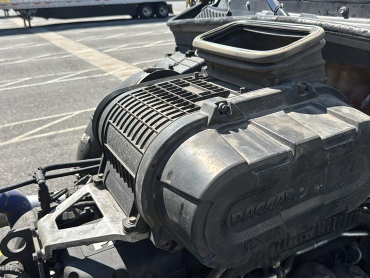 2023-peterbilt-579-image-33