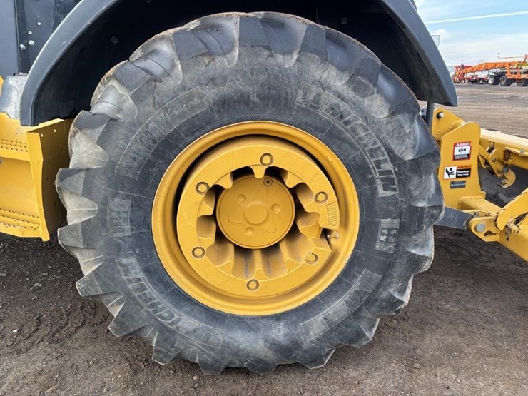 2019-deere-210l-image-28