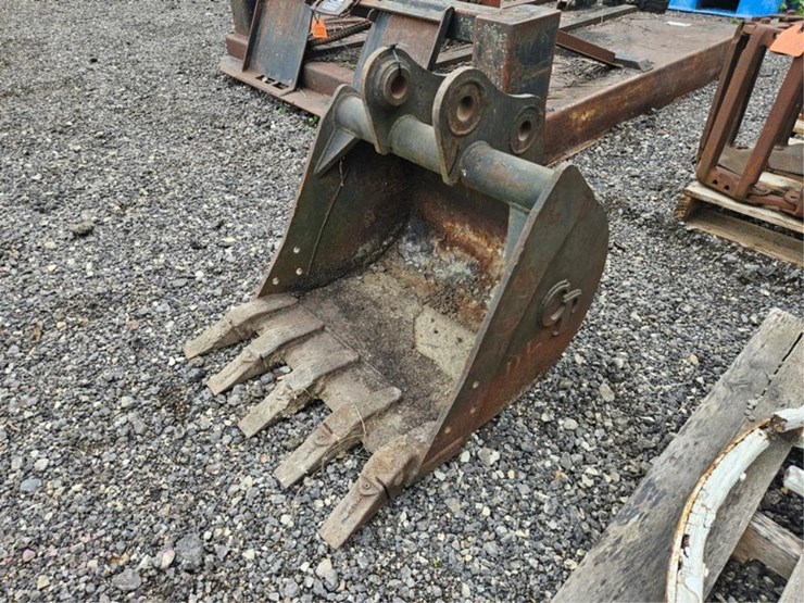 #2038-•-cp-23"-excavator-bucket-image-1
