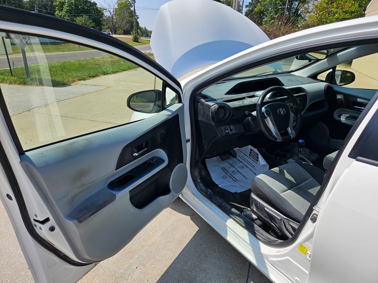 #16993-•-2012-toyota-prius-c-passenger-car-image-25