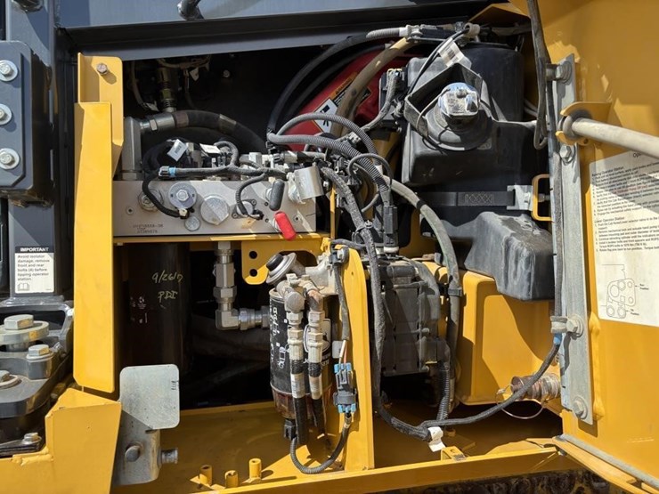 2017-deere-750k-image-48