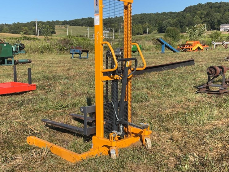 #224-•-hand-stacker-lift-image-1