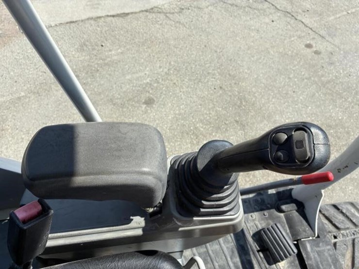2019-takeuchi-tb240-image-22