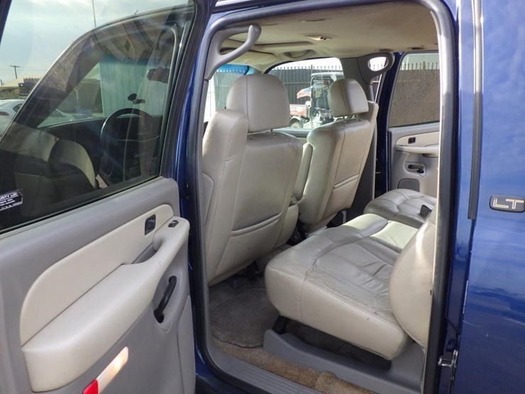 2002-chevrolet-suburban-image-7