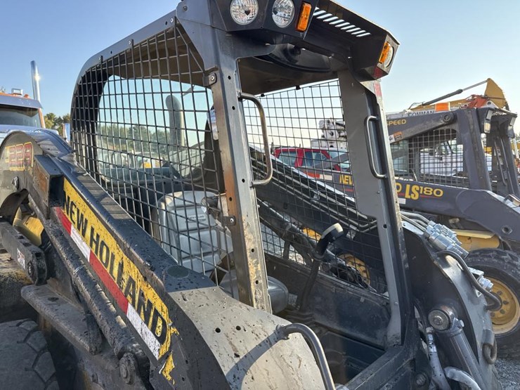 2020-new-holland-l228-image-25