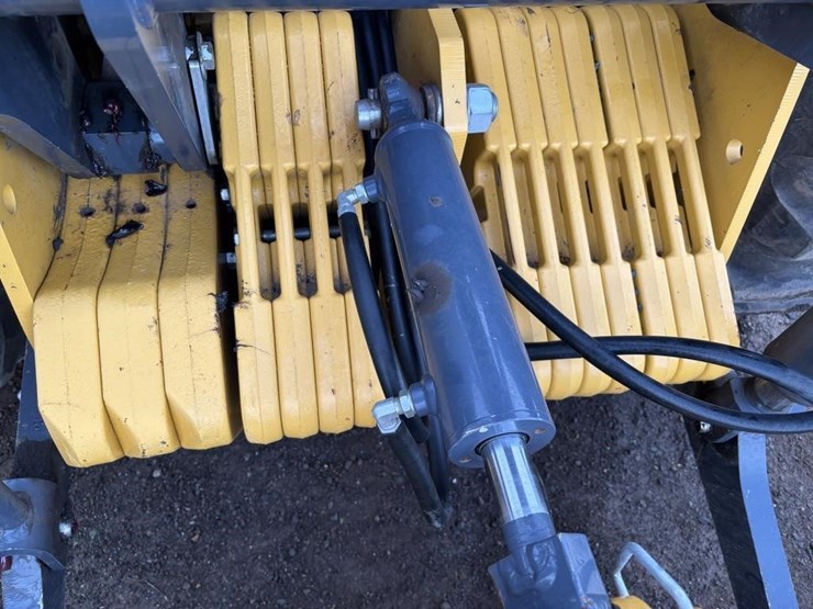 2019-deere-210l-image-21