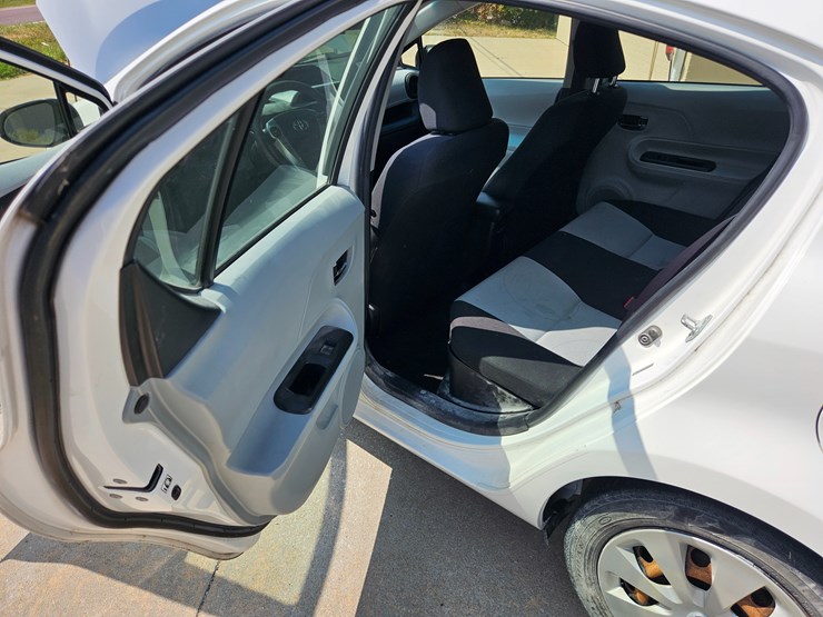 #16993-•-2012-toyota-prius-c-passenger-car-image-40