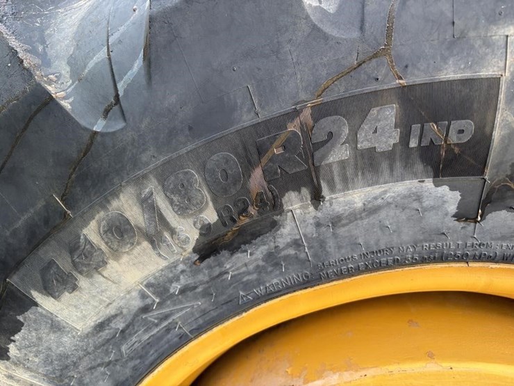 2019-deere-210l-image-27