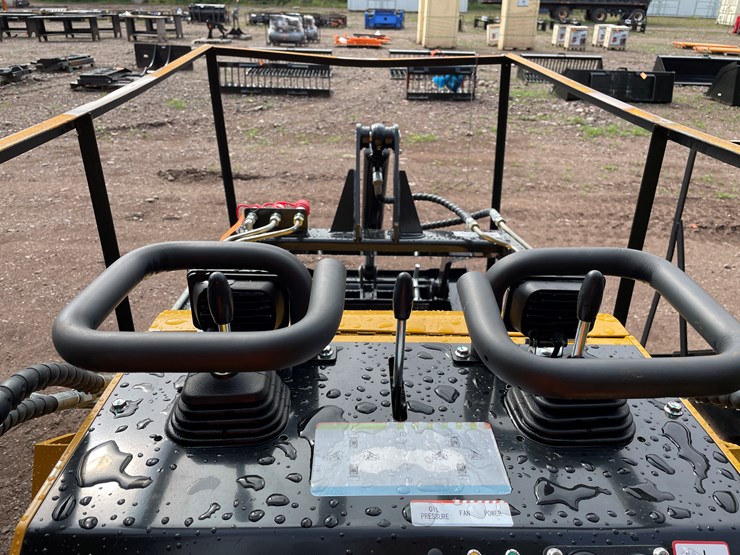 #8174-•-agt-compact-track-loader-image-17