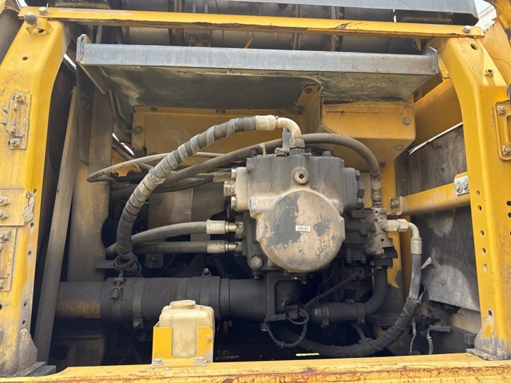 2015-komatsu-pc490-lc-11-image-24