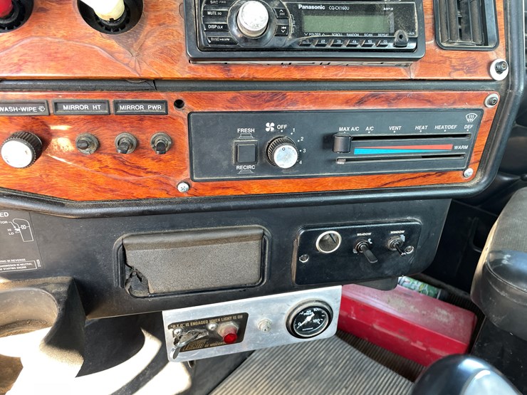 1999-freightliner-108sd-image-46