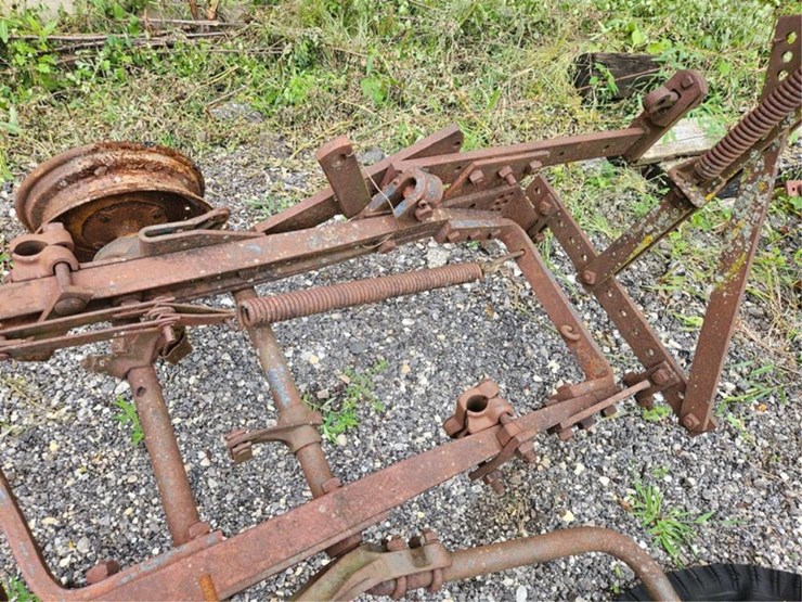 #2068-•-allis-chalmers-2b-pull-plow-image-15