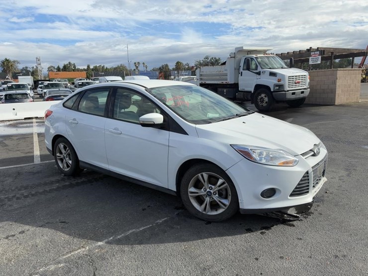 2014-ford-focus-sedan-image-3