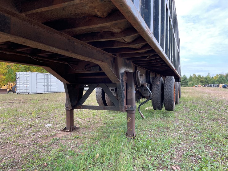 #8104-•-1982-accrt.-40'-3-axle-open-top-gondola-scrap-hauling-trailer-(has-mi-title)-image-10