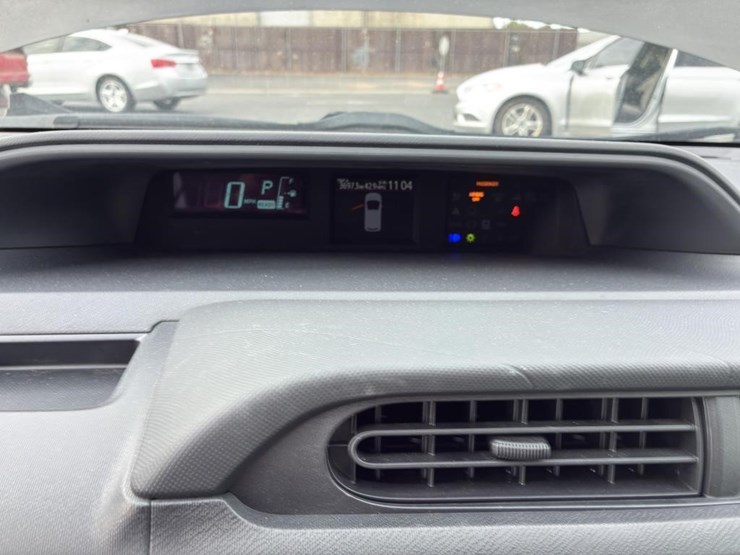 2014-toyota-prius-hatchback-image-13